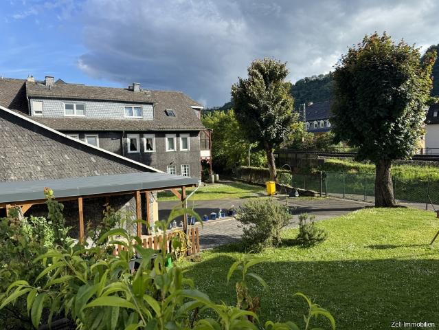 Schönes, großzügiges Ein bis Zweifamilienhaus mit Ferienwohnung auf einem 999 m² großen Grundstück