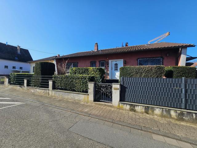 Schönes Haus im Bungalowstil mit Garten und großer Garage