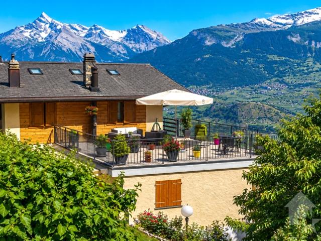 Schönes Haus mit 3 Wohnungen, Garage, Mazot und Carnotzet!