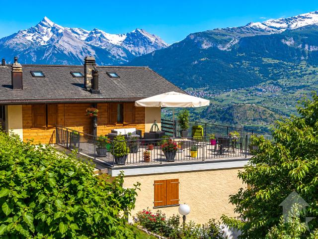 Schönes Haus mit 3 Wohnungen, Garage, Mazot und Carnotzet!