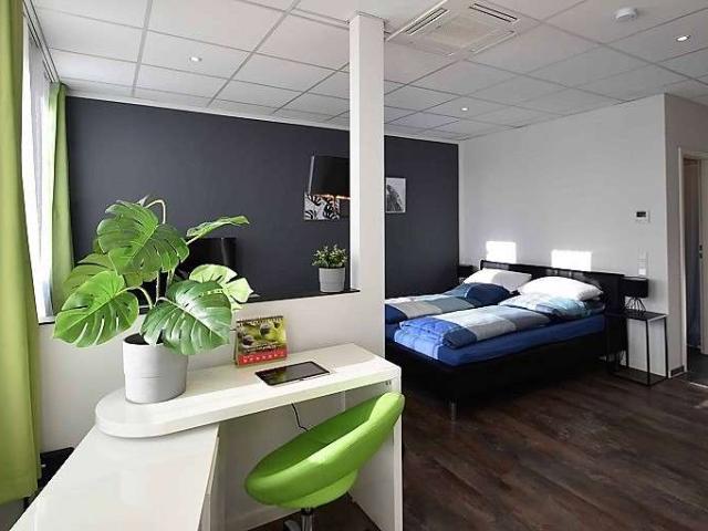 Schönes Penthouse Apartment für 2 Personen, komplett ausgestattet, zentral in Niederrad