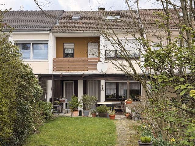 SCHÖNES REIHENMITTELHAUS MIT GARTEN, TERRASSE UND LOGGIA