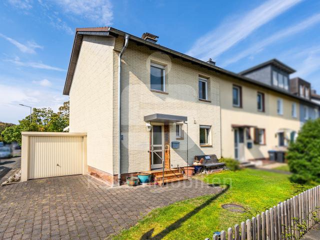 Schönes Reihenendhaus auf Eckgrundstück mit Garage im Komponistenviertel