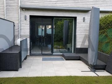 Wunderschönes Reihenhaus mit einer Fläche von 135 m², das sich über drei Stockwerke erstreckt, im Wohngebiet von Aire