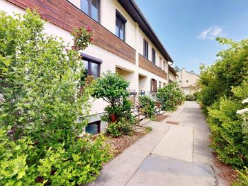 Schönes Reihenhaus mit Entwicklungsmöglichkeit in bester Lage | Garten | Loggia | Keller | Garage
