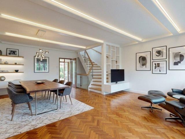 Schönes Reihenhaus mit Entwicklungsmöglichkeit in bester Lage | Garten | Loggia | Keller | Garage