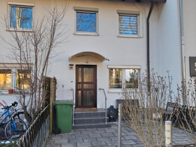 Schönes Reihenhaus mit Garage und Wohnmobilstellplatz