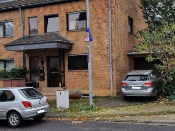 Schönes vermietetes 2 Familienhaus mit 2 Garagen in ruhiger Anliegerstraße in Hürth Fischenich