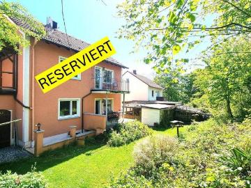 Schönes Wohnhaus mit zwei Wohnungen und Garage