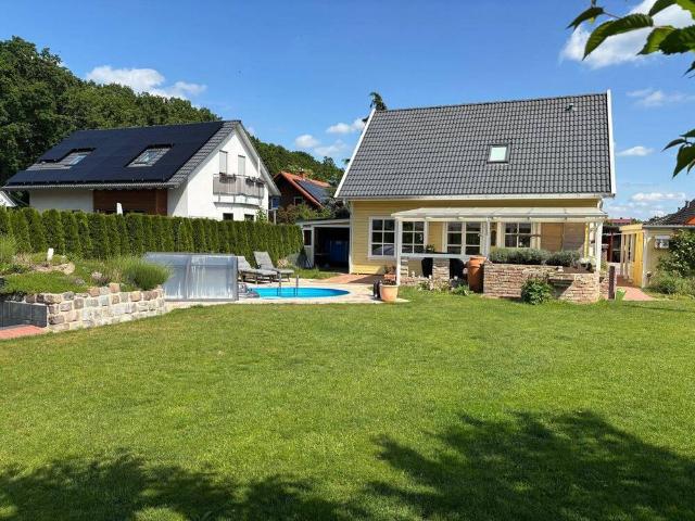 Schönes Wohnhaus mit Garten,Pool, Carport, einziehen und wohlfühlen
