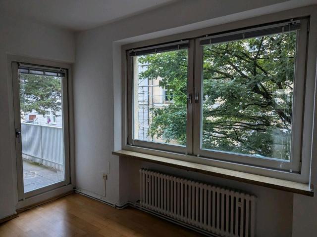 Schönes Zimmer mit Balkon mitten in Schwabing