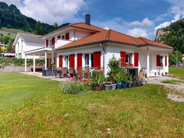 Schönes 4.5 Zimmer Einfamilienhaus mit 2.5 Zimmer Einliegerwohnung