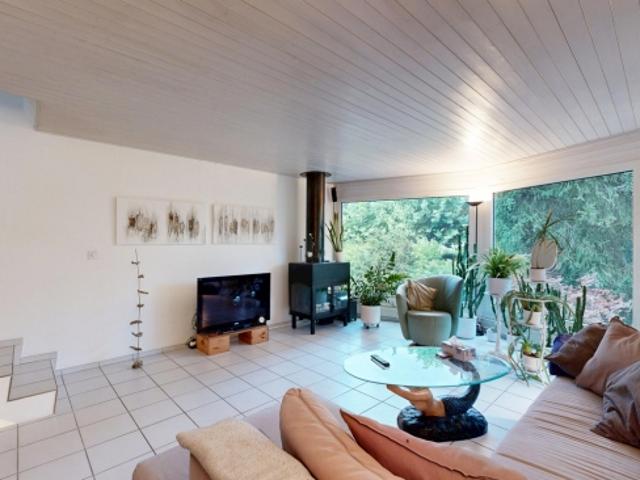 Schönes 5.5 Zimmer Reiheneinfamilienhaus mit 2 Einstellhallenplätze