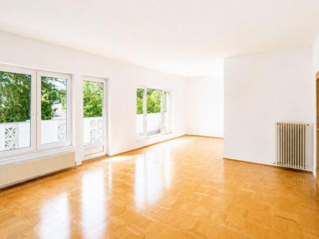 SCHÖNES 5 ZIMMER EINFAMILIENHAUS MIT GARAGE UND PHOTOVOLTAIKANLAGE