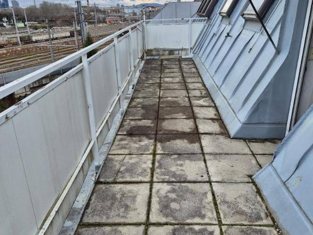 SCHÖNSTE TERRASSE IN DER RUTHNERGASSE/SANIERUNGSBEDÜRFTIGE DG WOHNUNG NÄHE S BAHN SIEMENSTRASSE
