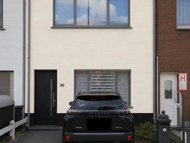 Schoten Donk ruim gerenoveerd huis met voor en achtertuin