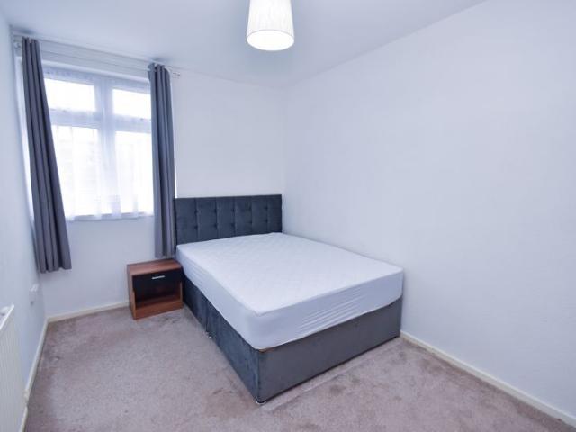 Scrutton Close, London SW12, 3 bed flat to rent, £2,900 pcm | PrimeLocation