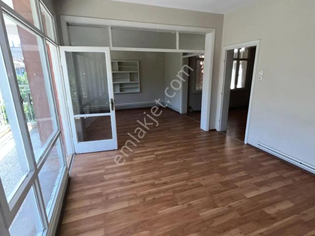 Sağlık Mahallesi'nde Geniş Balkonlu Kiralık 3+1 Daire