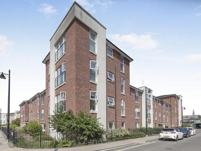 Samuel Street London SE15 2 bed flat to rent £2,300 pcm £531 pw