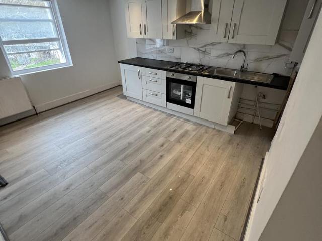 Samuel Street, London SE18 2 bed flat to rent £1,695 pcm £391 pw