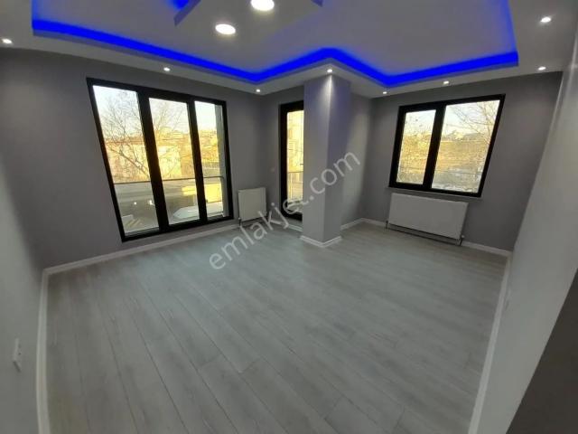 Samandıra Cadde Üzeri Çift Balkon Otopark İskanlı 3.kat 2+1