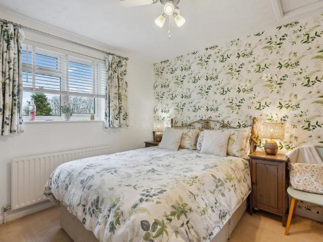Sampson Court Linden Way, Shepperton. 3 bed flat to rent £1,750 pcm £404 pw
