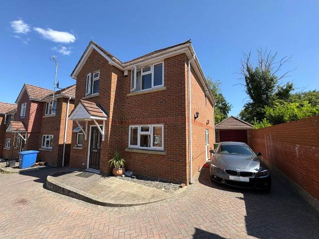 Samson Close, Aldershot, Hampshire GU11, 4 bed detached house to rent, £2,250 pcm | PrimeLocation