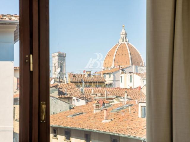 Santa Croce nel cuore del centro storico di Firenze, appartamento ultimo piano di signorile palazzo | Birello Immobiliare