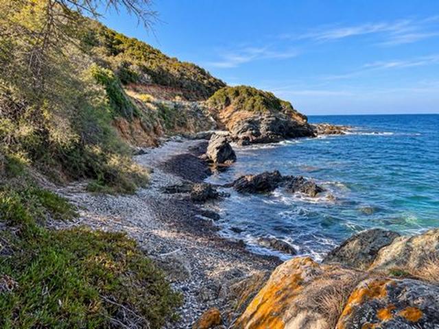 SANTA SEVERA – LURI | Une propriété pieds dans l’eau, face à la Méditerranée
