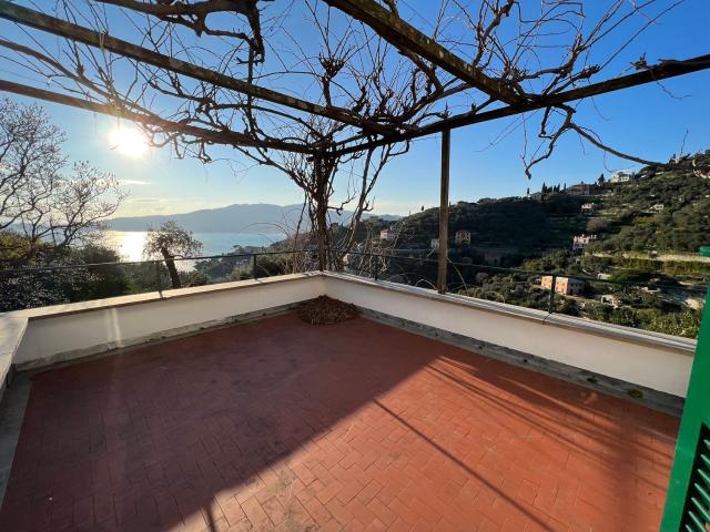 Sant'Ambrogio – Collina di Zoagli | Vista mare, privacy e bellezza senza tempoHD & Remington Realty propone in locazione con contratto prima casa una residenza di charme immersa nella quiete e nella luce della collina di Zoagli, dove il panorama sul mare