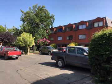 San Fernando $ 620.000 Casa tres pisos. Cuatro dormitorios, dos baños, estar familiar, estacionamiento. Condominio. Piscina. Quincho. 993334045 corredor@buscopropiedad.cl
