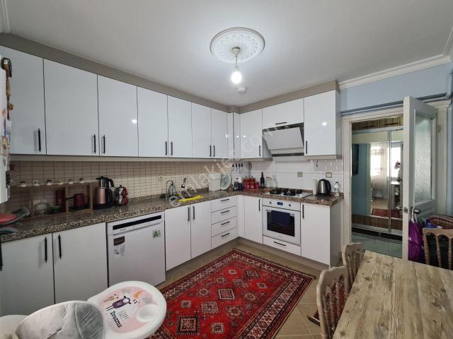 Sancaktepe Göbekte Kat Konumunda 2 balkonlu Kök Tapu 3+1 Daire
