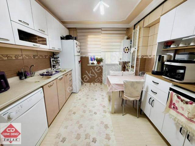 Sancaktepe'de Göbek Yakını Arakat Manzaralı Kök Tapu 3+1 Daire