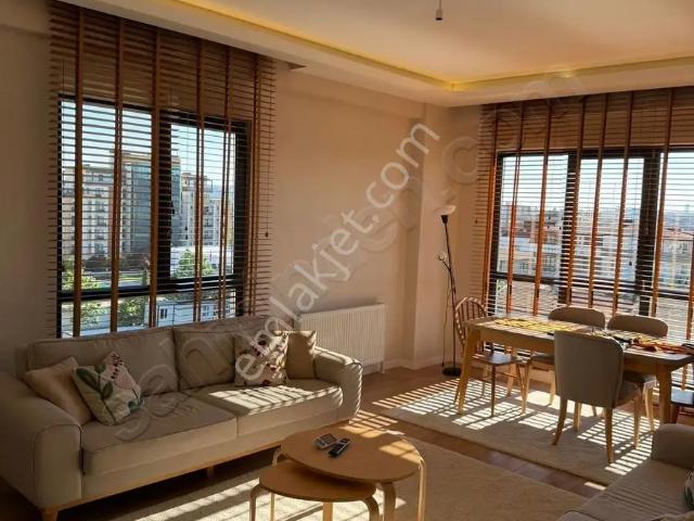 Sancaktepe'de Havuzlu Site İçerisinde Ara Kat 3+1 Daire
