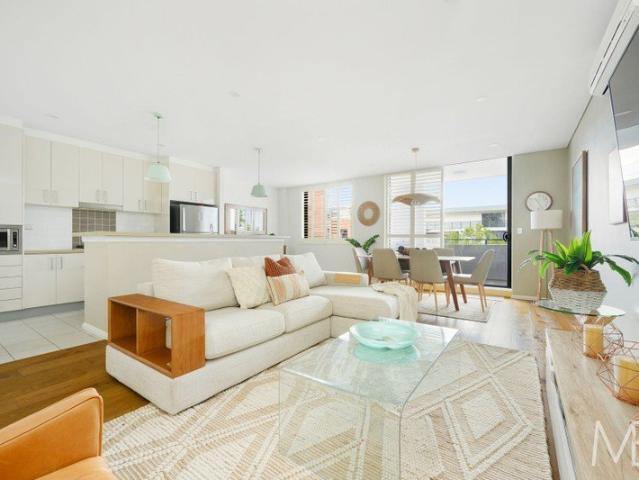 Sanctuary Apartment with Double Height Ceilings & Home Office
