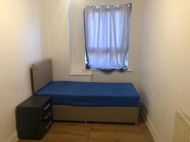 Sandbach Road, Stoke on Trent ST6 1 bed in a house share to rent £330 pcm £76 pw