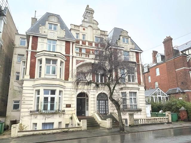 Sandgate Road, Folkestone CT20 2 bed apartment to rent £1,000 pcm £231 pw