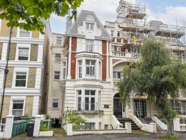 Sandgate Road, Folkestone, CT20 2 bed flat to rent £1,050 pcm £242 pw