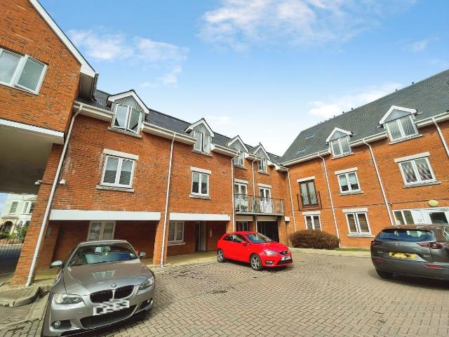 Sanders Place, Hitchin SG4, 2 bed flat to rent, £1,200 pcm | PrimeLocation