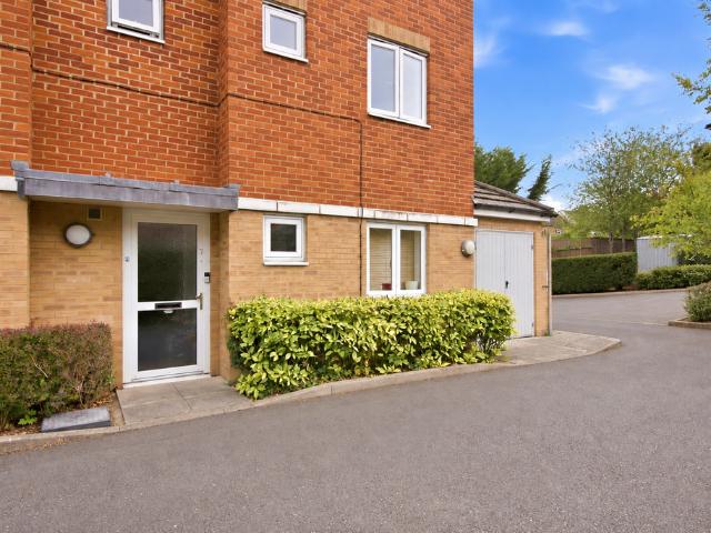 Sanders Place, St Albans AL1 2 bed apartment to rent £1,850 pcm £427 pw