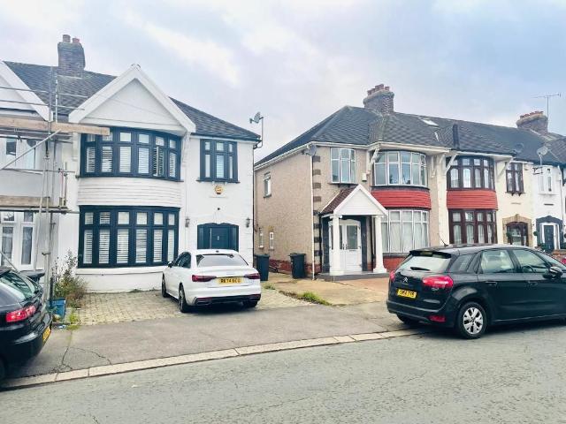 Sandhurst Drive, Seven Kings, Ilford, London IG3, 3 bed detached house to rent, £2,708 pcm | PrimeLocation