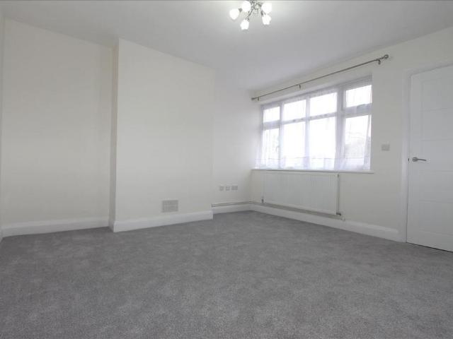 Sandhurst Road, London, N9 2 bed flat to rent £1,650 pcm £381 pw