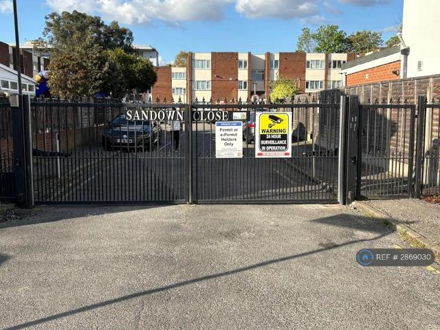 Sandown Close, Hounslow, TW5 2 bed flat to rent £2,000 pcm £462 pw