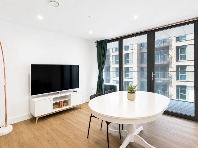 Sandown House, High Street, Staines Upon Thames TW18, 1 bed flat to rent, £1,500 pcm | PrimeLocation