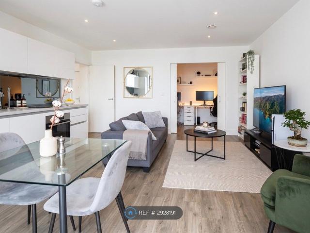 Sandown House, Staines Upon Thames TW18, 2 bed flat to rent, £1,850 pcm | PrimeLocation