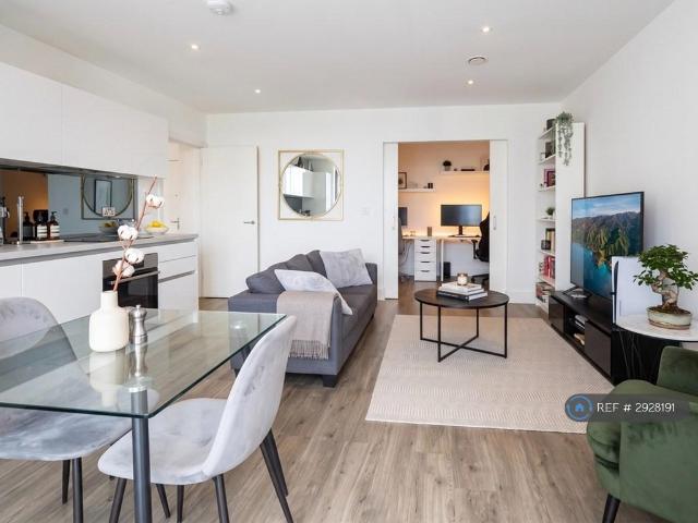 Sandown House, Staines Upon Thames, TW18 2 bed flat to rent £1,900 pcm £438 pw