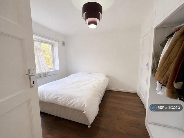 Sandown Way, Northolt, UB5 1 bed in a house share to rent £950 pcm £219 pw