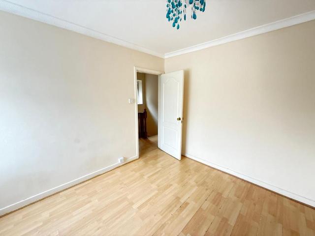 Sandown Way, Northolt UB5 4 bed semi detached house to rent £2,300 pcm £531 pw