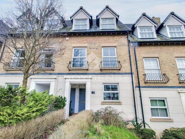 Sandmartin Crescent, Colchester CO3 3 bed townhouse to rent £1,650 pcm £381 pw