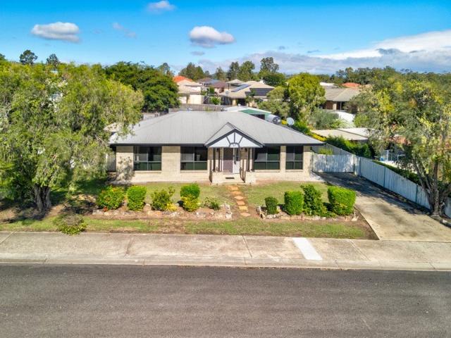 Sandstone Family Home + Entertaining + Shed moments from Town!